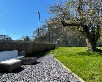 Shepherds Hut, West Ayton, Scarborough - Scarborough - Patio