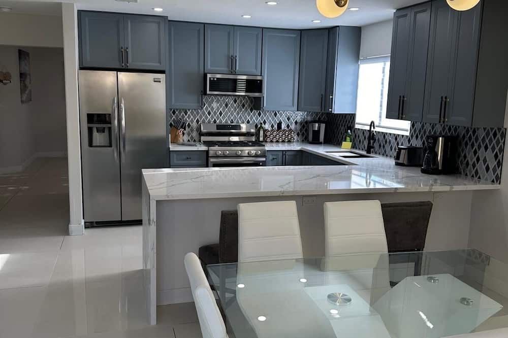 4bd Home w/ big sun deck, pool, BBQ, Hot tub, Pet friendly, short ride to Strip - לאס וגאס - מטבח