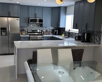 4bd Home w/ big sun deck, pool, BBQ, Hot tub, Pet friendly, short ride to Strip - Las Vegas - Kitchen