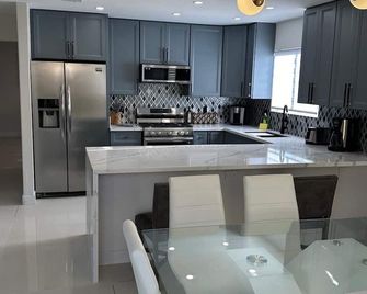 4bd Home w/ big sun deck, pool, BBQ, Hot tub, Pet friendly, short ride to Strip - לאס וגאס - מטבח