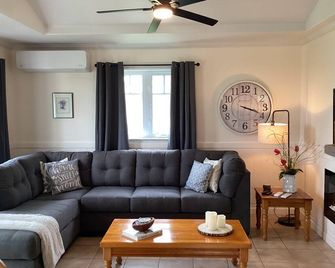 Chalet Bas-Caraquet accès à la plage public et à la mer - Bertrand - Sala de estar