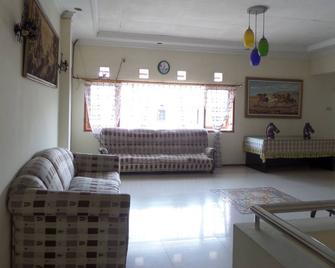 Armi Hotel Malang - Malang - Phòng khách