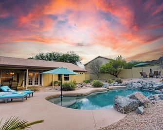 Im Star Struck! Private Pool, Fire Pit. Eclectic Style. - פיניקס - בריכה