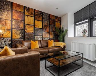 Victoria Home - 2 Bedroom Wi-Fi Parking Workers - Hyde - Living room