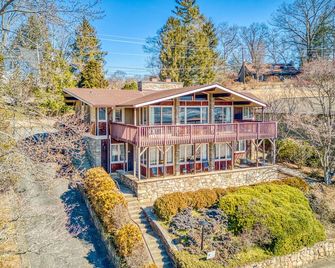 Casual Lake View Escape with a Wood Fireplace, Free WiFi, & a Full Kitchen - Lake Junaluska - Building
