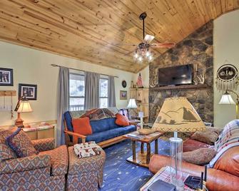 Mountain Getaway w/ Pond, Grill, & 2 Fire Pits! - Andrews - Sala de estar