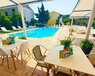 Melitsa corfu hotel - 斯達林 - 游泳池