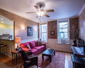 Downtown Unit Sleeps 4 Private, Roomy, walking distance to everything, dogs ok - Glenwood Springs - Living room