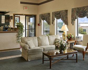 Days Inn by Wyndham Hillsboro - Hillsboro - Living room
