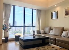 One Bedroom Condo With Ocean View Nearby Beaches - Zhanjiang - Living room