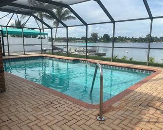 Charming room with shared bathroom in charming Miami with WiFi, air conditioning - Miami - Pool