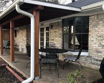 Waterfront Escape! Enjoy quiet, privacy & relaxation in this 3-bedroom retreat! - Mount Pleasant - Terasa