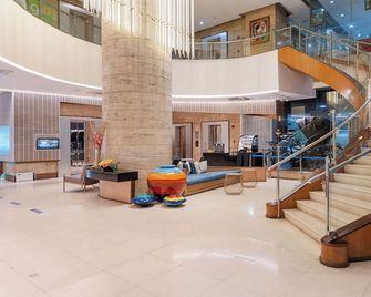 Crown Regency Hotel & Towers - סבו סיטי - לובי