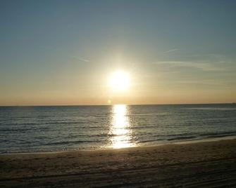 Comfort apartment with terrace, directly behind the dunes, only 7 minutes to the beach - Julianadorp - Strand