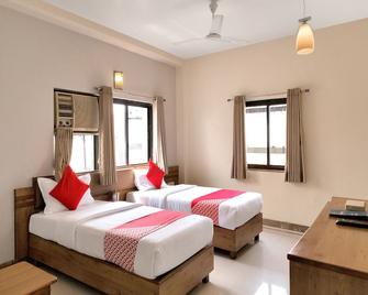 Oyo 12020 Hotel Ratna Regency - Pimpri - Chinchwad - Bedroom