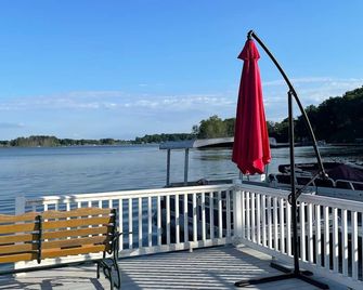 Cottages available on Crooked Lake. - Delton - Balcony