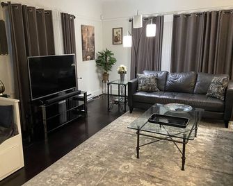 Spacious, Quiet, Peaceful One Bedroom Retreat -10 mins from UOP, Lodi Wineries! - Stockton - Living room
