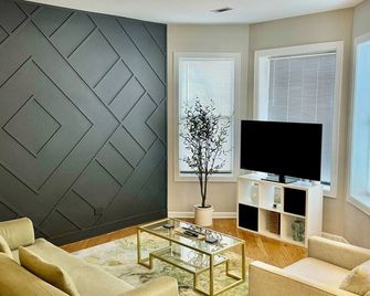 SuperHost Large Roommate style 2 Bedroom, 2 Bath, Patio, Sunroom, L Kitchen - Chicago - Wohnzimmer