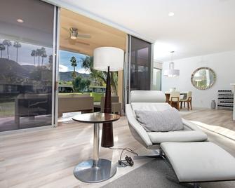 Upscale 3br/3 Bath Seven Lakes C.C. South Palm Springs! Pvt. Sauna. Golf. Views. - Palm Springs - Soggiorno