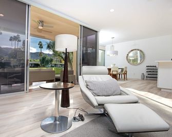 Upscale 3br/3 Bath Seven Lakes C.C. South Palm Springs! Pvt. Sauna. Golf. Views. - Palm Springs - Sala de estar