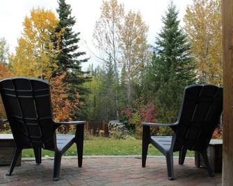 Kitchenette Suite with King & Queen beds, Quiet Forest views from patio with BBQ - Hinton - Patio