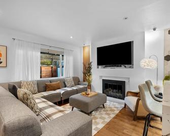 Modern, Trendy 4BD & 3BA house with great amenities - Concord - Living room