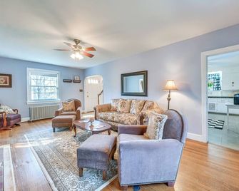 Historic Glen Allen Home about 11 Mi to Richmond! - Glen Allen - Living room