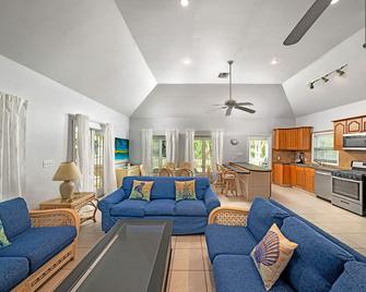 As Featured on Bahamas Life; Enjoy Beach, Pool, Sun! - Georgetown - Living room