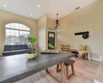 Updated light and bright Orangevale retreat, prime location - Orangevale - Dining room