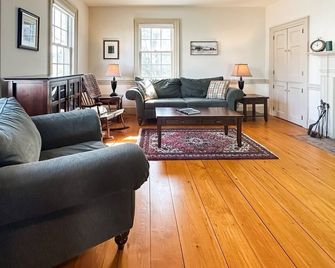 Charming 200 year-old Cape Cod in Downtown St. Andrew’s by-the-Sea - Saint Andrews - Living room