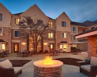 Free Breakfast. Pool & Hot Tub. Your Next Trip! - Peoria - Patio