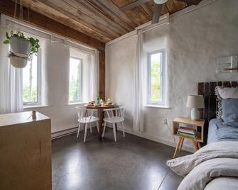 Owl's Nest Suites - Trenton - Living room
