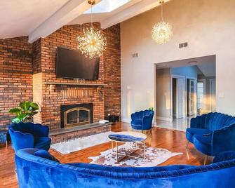 Millionare Mansion w/ Lrg Hot Tub on 1.5 Acres - fun activities all around! - Chester - Living room