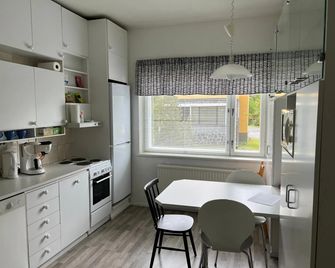 Apartment Huvilakatu - Коккола Піетарсаарі - Кухня