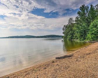 Lakefront Condo w/ Community Pool & Boat Dock - Talladega - Beach