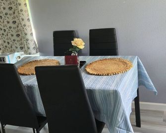 Alvin with all serenity and bliss and yet close dearly - Alvin - Dining room