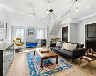 The Ideal Property For Large Group - Moncton - Living room