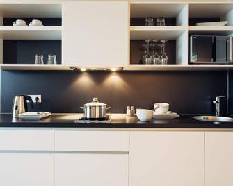 harry's home München Moosach - Munich - Kitchen