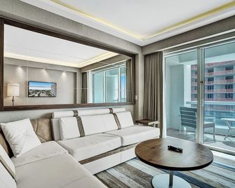 Luxury Beachfront Studio-with Daily Cleaning - Fort Lauderdale - Living room