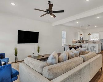Stay Tyler @ Faulkner- Amazing Location - Tyler - Living room