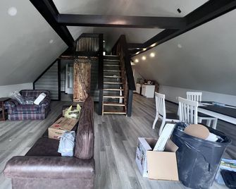 Quietly Charming A-Frame - Madisonville - Huiskamer