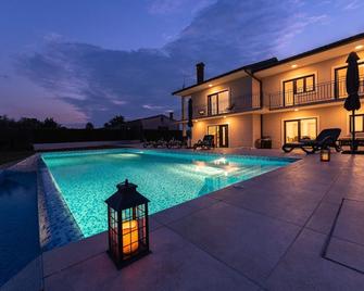 Villa Elena is a peaceful oasis for relaxation - Vižinada - Piscina