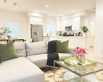 Cozy 2-bedroom apt West University Health Sciences Pomona - Pomona - Living room