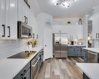 'Spacious Home for a group of 12, Your family Getaway' - Grand Prairie - Kitchen