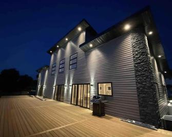 Executive Prince Edward County Waterfront Chalet - New Build - Belleville - Gebäude