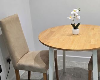 Central 1 Bed Apartment - Sleeps 2 with Wifi - Wellingborough - Dining room