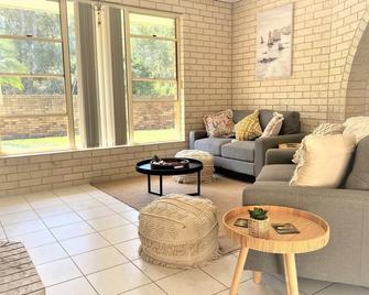 Tranquil Beach Getaway - Nambucca Heads - Living room