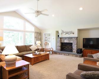 Beautiful Private Home on Owl's Nest Golf Course with views! (RR28O) - Campton - Living room