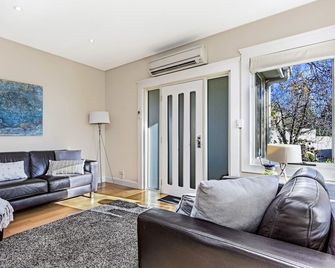 Topiary Haven - Launceston - Living room