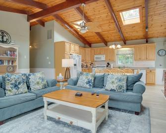 Ping-Pong Table, Beach Access: North Falmouth Home - North Falmouth - Sala de estar